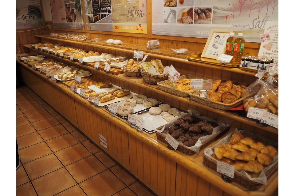 パンが並ぶ店内