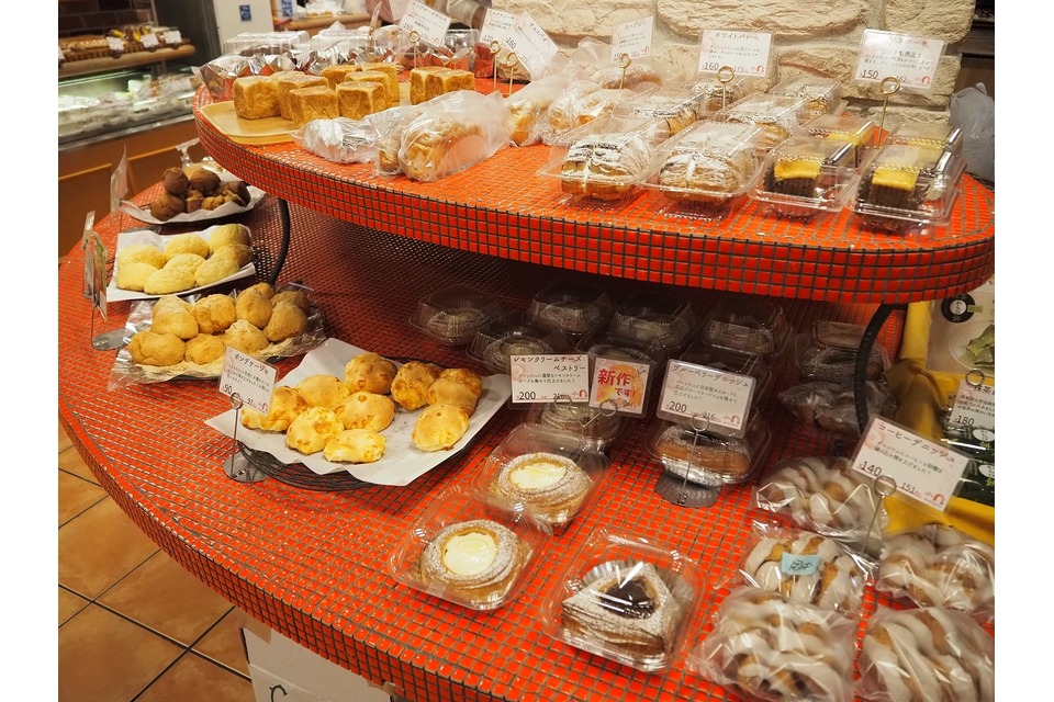 パンが並ぶ店内