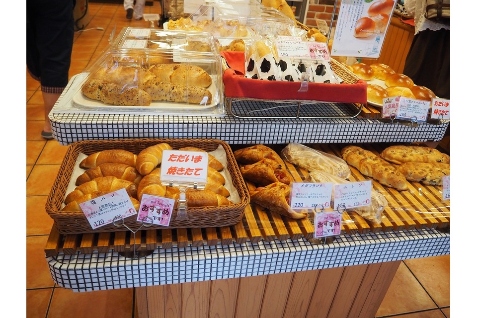 焼きたてが並ぶテーブル