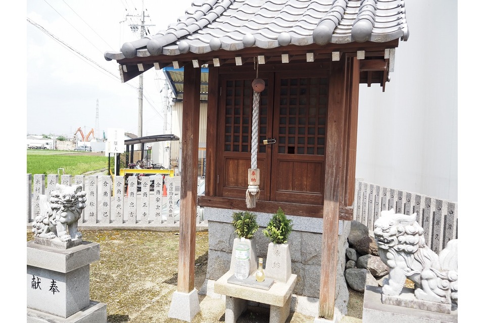 賽銭箱もない小さな神社