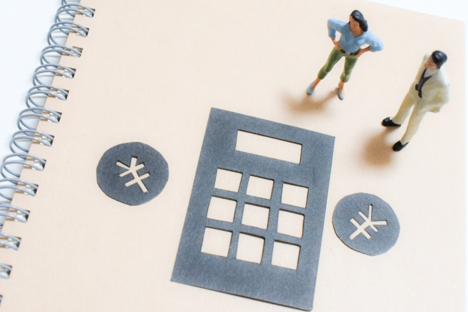 夫婦が電卓を見ているイラスト