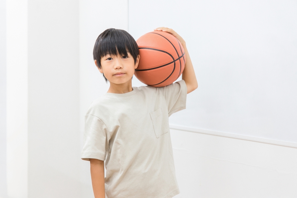 バスケットボールを持った小学生