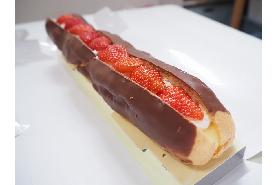 長いイチゴのエクレア