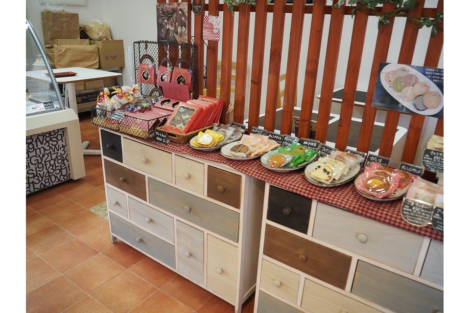 焼き菓子も並ぶ