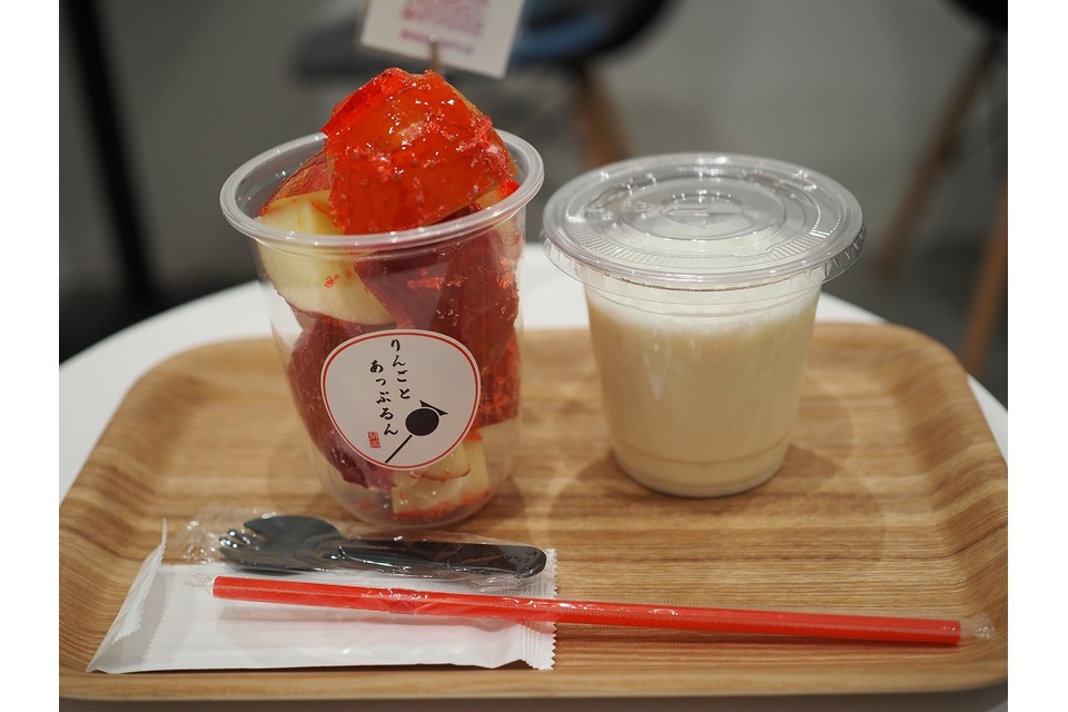 りんご飴とバナナジュース