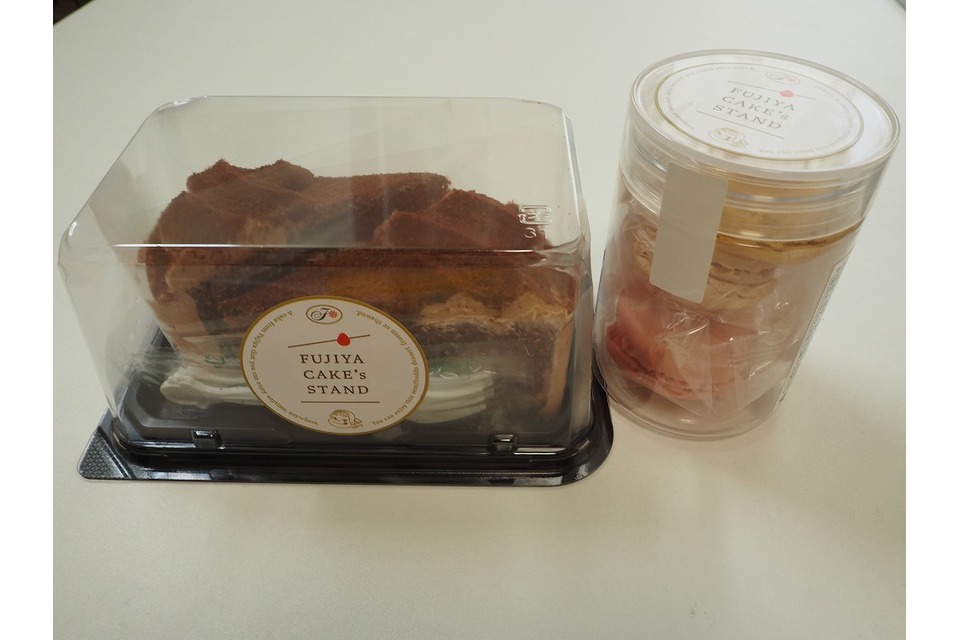 ケーキとマカロン