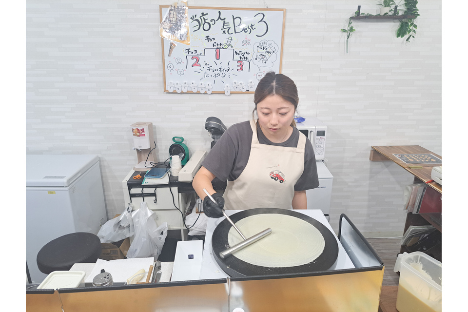 クレープを焼く店主さん