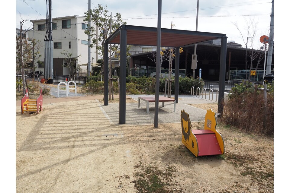 屋根付きのベンチ