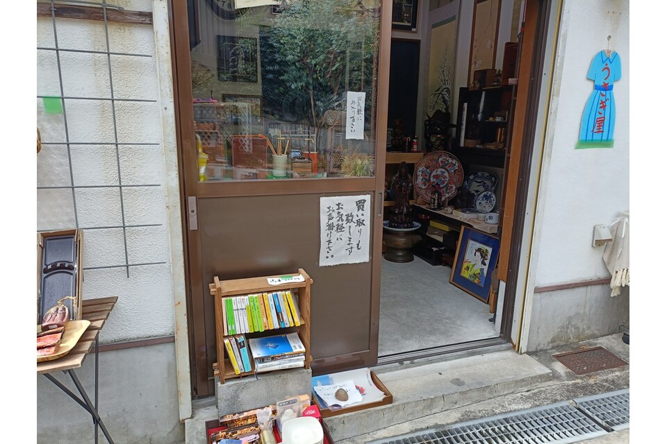 入り口に並ぶ本