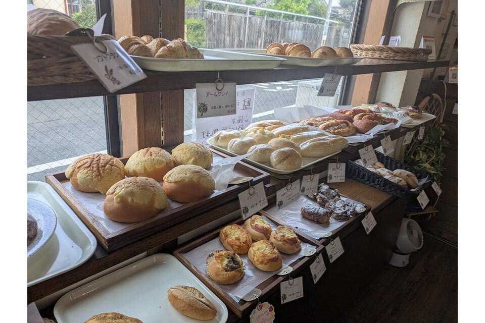 パンが並ぶ店内