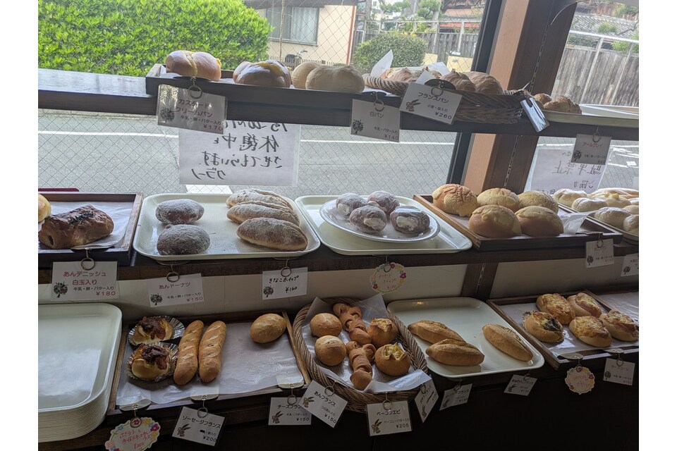 パンが並ぶ店内