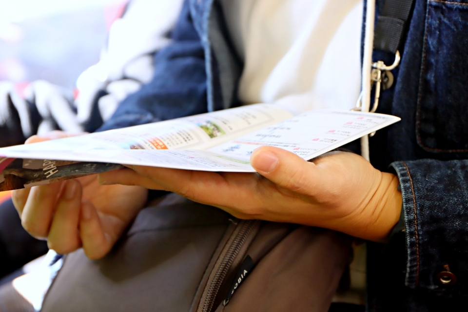 マップを見る男性