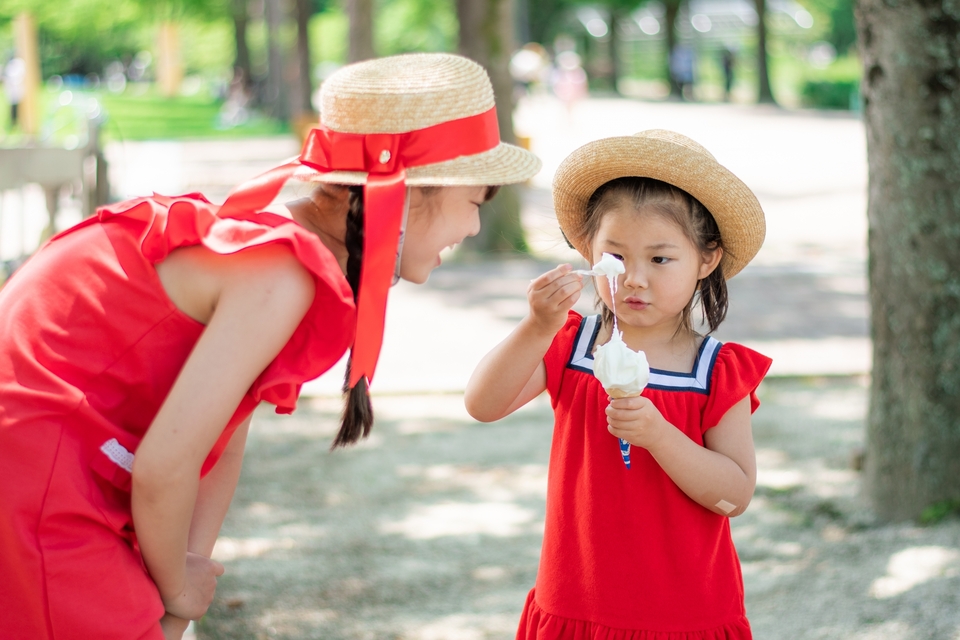 かき氷を食べる姉妹