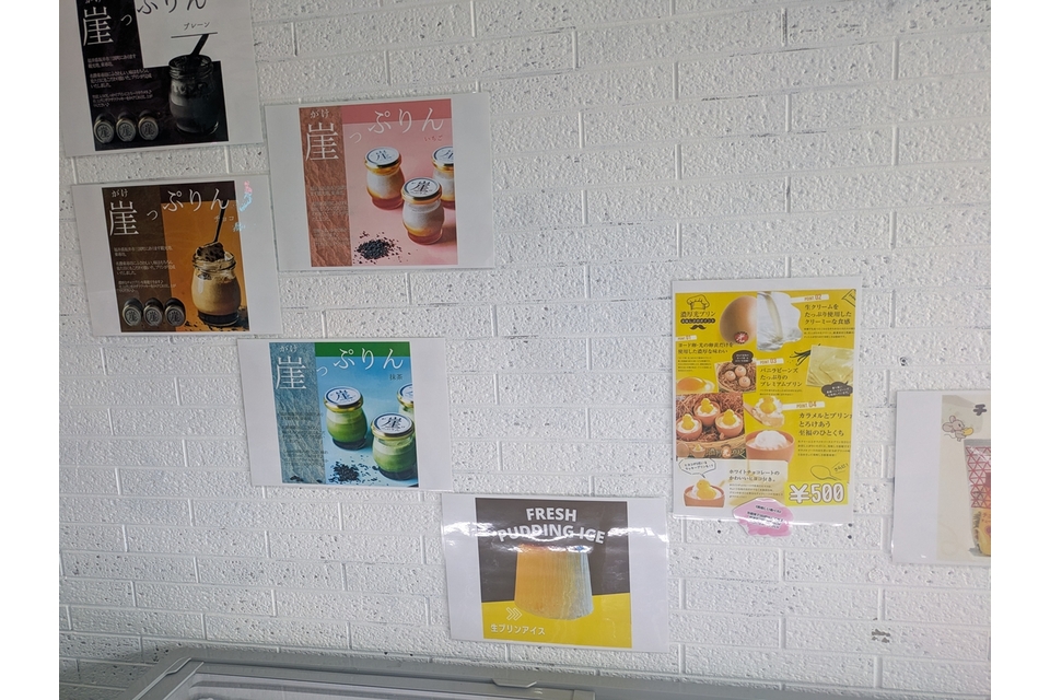 壁に貼られる商品の詳細