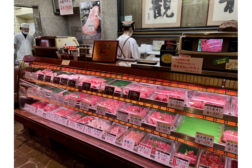 お肉が並ぶ店内
