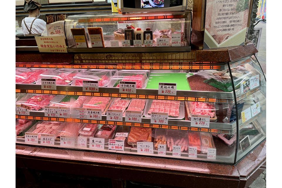 お肉が並ぶ店内