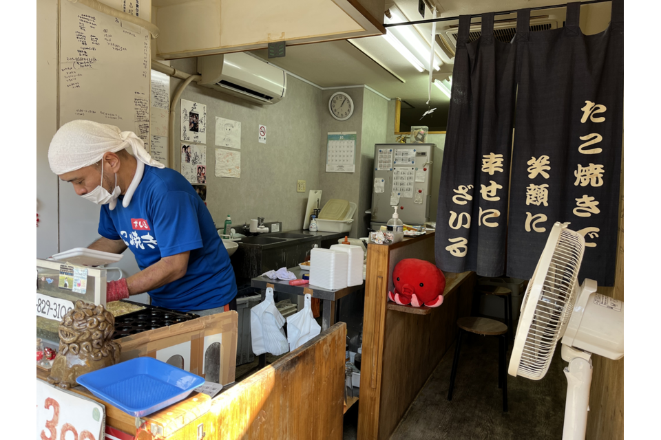 たこ焼きを焼く店主