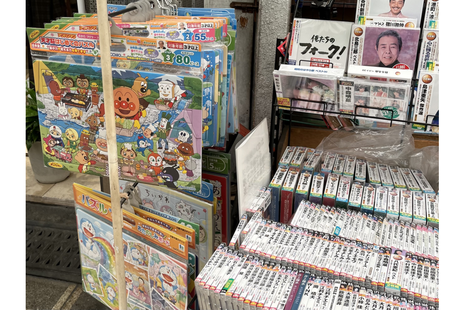 パズルが並ぶ店頭