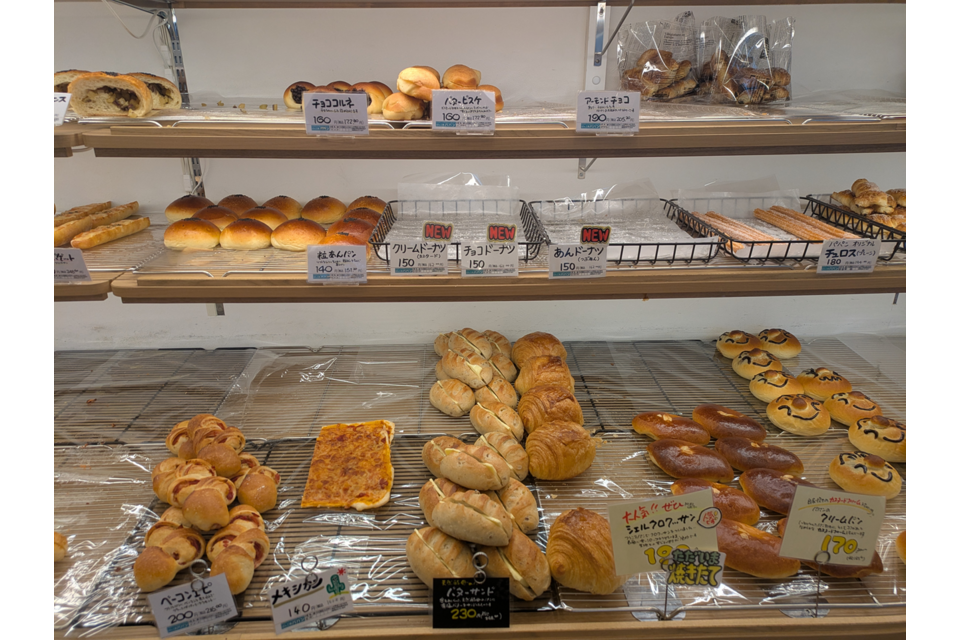 パンが並ぶ店内